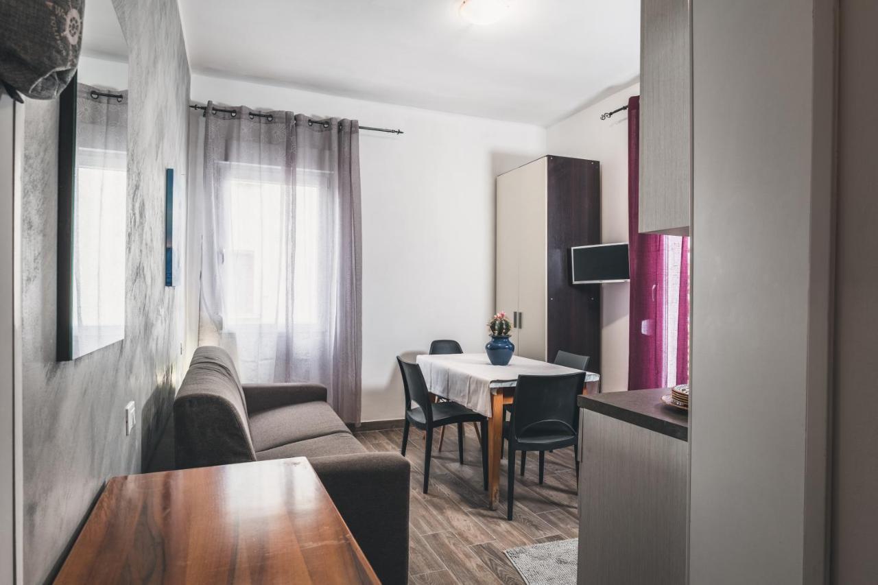 Bulldog Station Apartments With Private Wc, Ac, Tv Местре Екстериор снимка