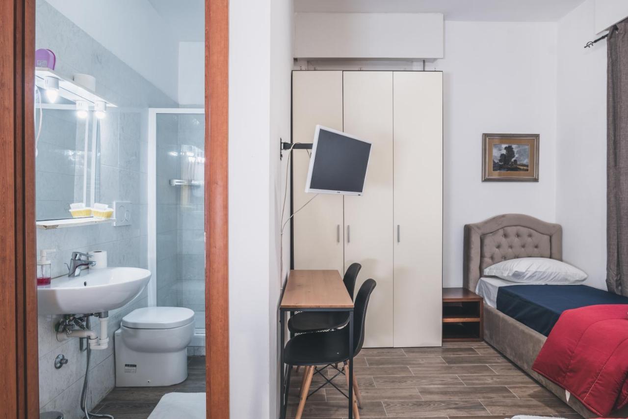 Bulldog Station Apartments With Private Wc, Ac, Tv Местре Екстериор снимка