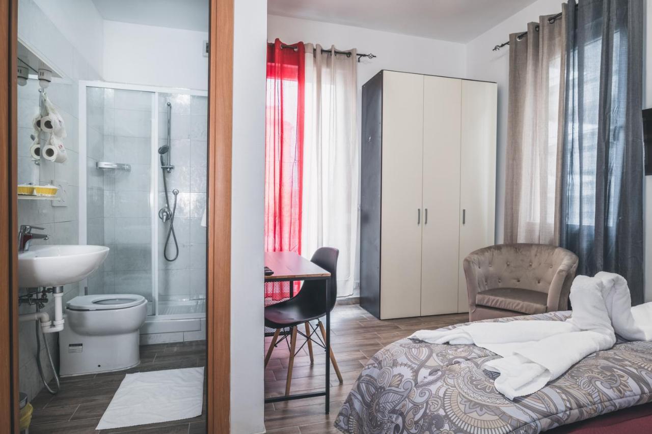 Bulldog Station Apartments With Private Wc, Ac, Tv Местре Екстериор снимка