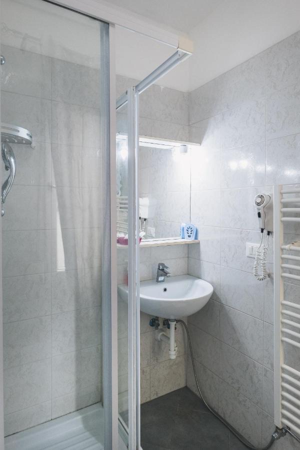 Bulldog Station Apartments With Private Wc, Ac, Tv Местре Екстериор снимка