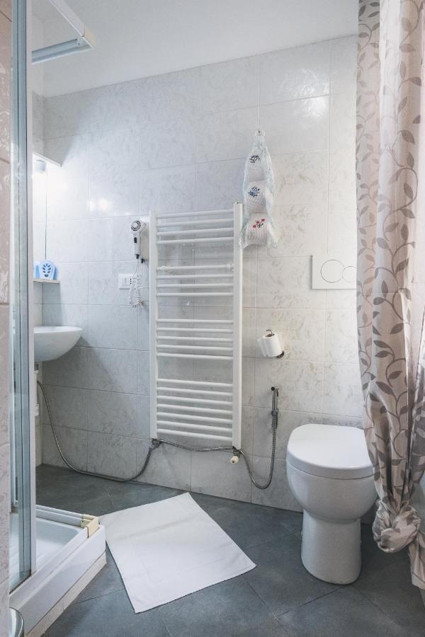 Bulldog Station Apartments With Private Wc, Ac, Tv Местре Екстериор снимка