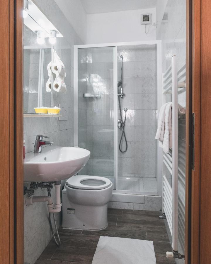 Bulldog Station Apartments With Private Wc, Ac, Tv Местре Екстериор снимка