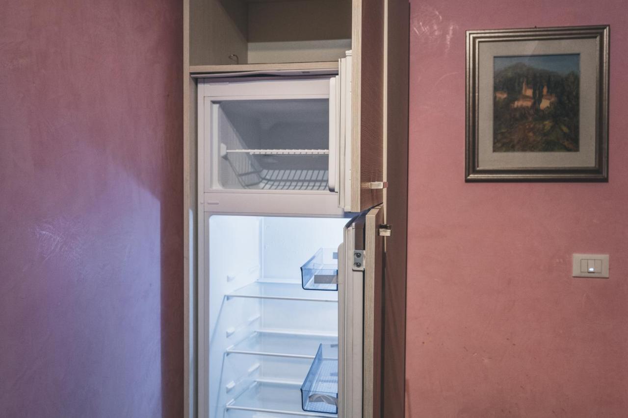 Bulldog Station Apartments With Private Wc, Ac, Tv Местре Екстериор снимка