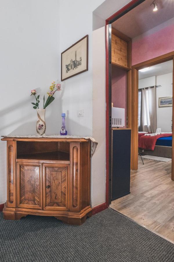 Bulldog Station Apartments With Private Wc, Ac, Tv Местре Екстериор снимка