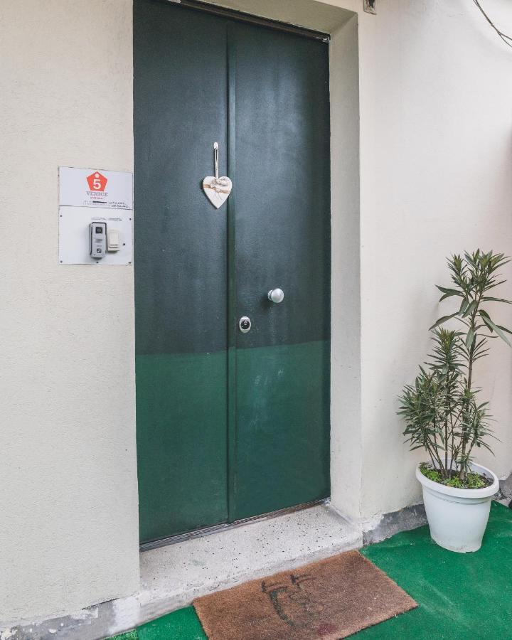Bulldog Station Apartments With Private Wc, Ac, Tv Местре Екстериор снимка