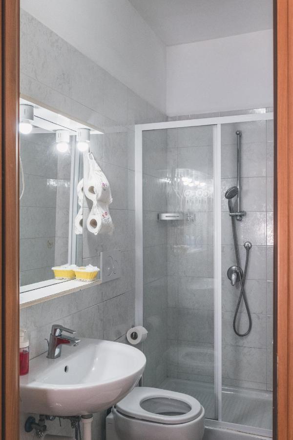 Bulldog Station Apartments With Private Wc, Ac, Tv Местре Екстериор снимка